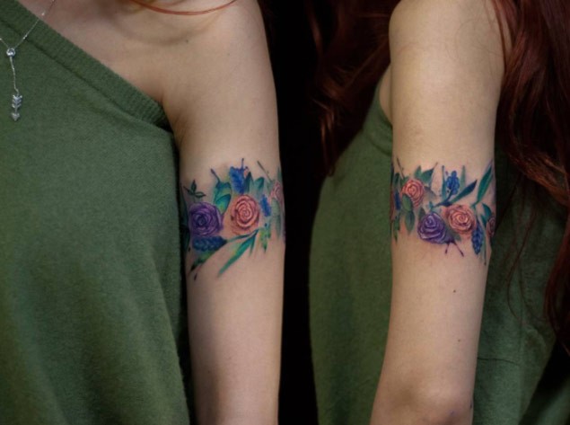 手臂好看的彩色花朵臂环个性纹身图案