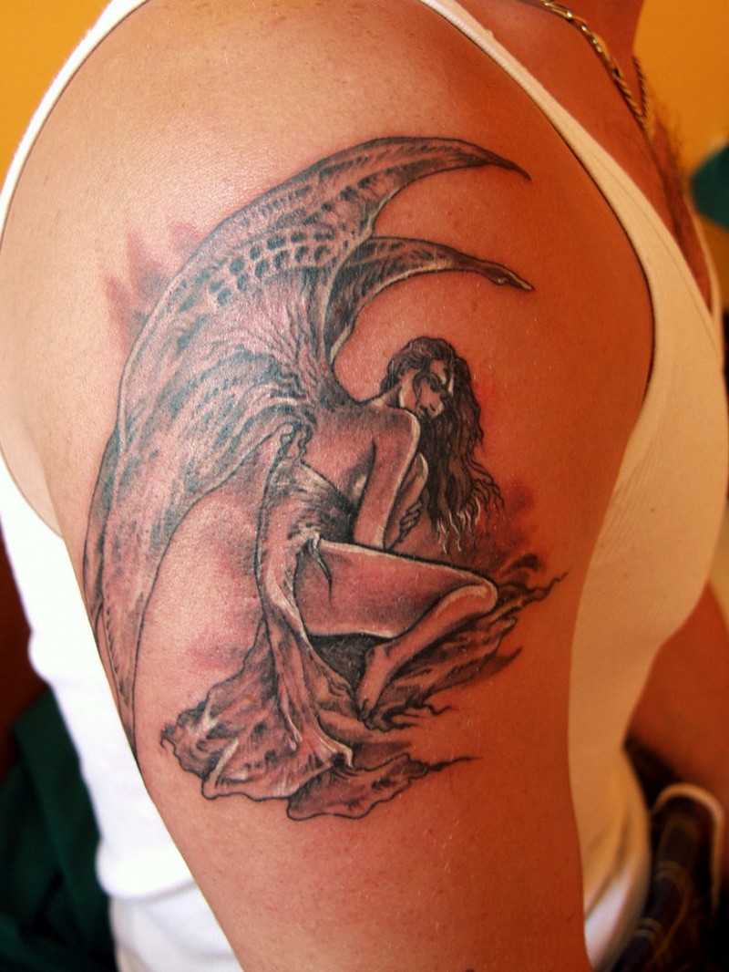 有翅膀的天使女孩大臂纹身图案