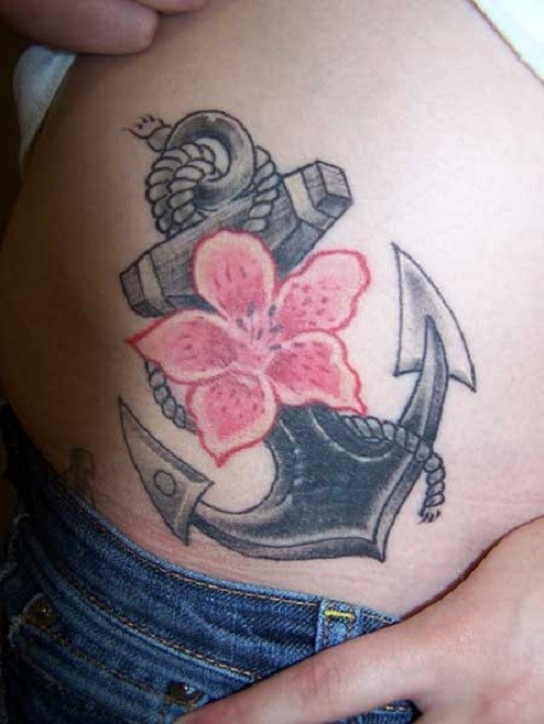 女孩腰部彩色花朵和船锚纹身图案