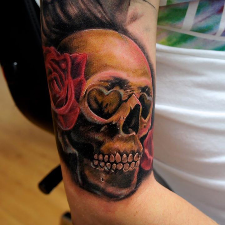 漂亮的彩色写实人类骷髅与玫瑰手臂纹身图案
