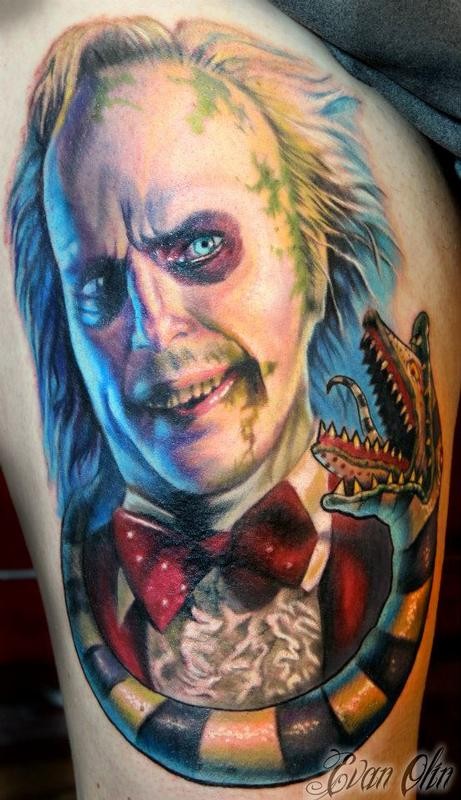 大腿令人震惊的彩色恐怖小丑肖像与蛇纹身图案