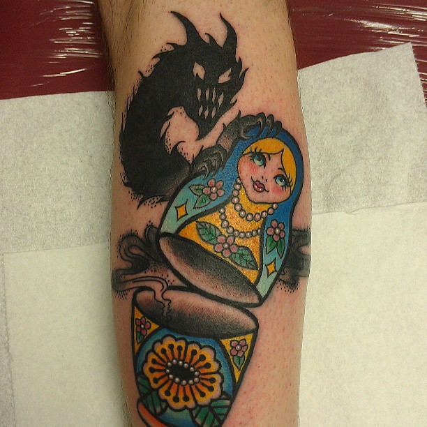 old school彩色俄罗斯套娃和幽灵手臂纹身图案