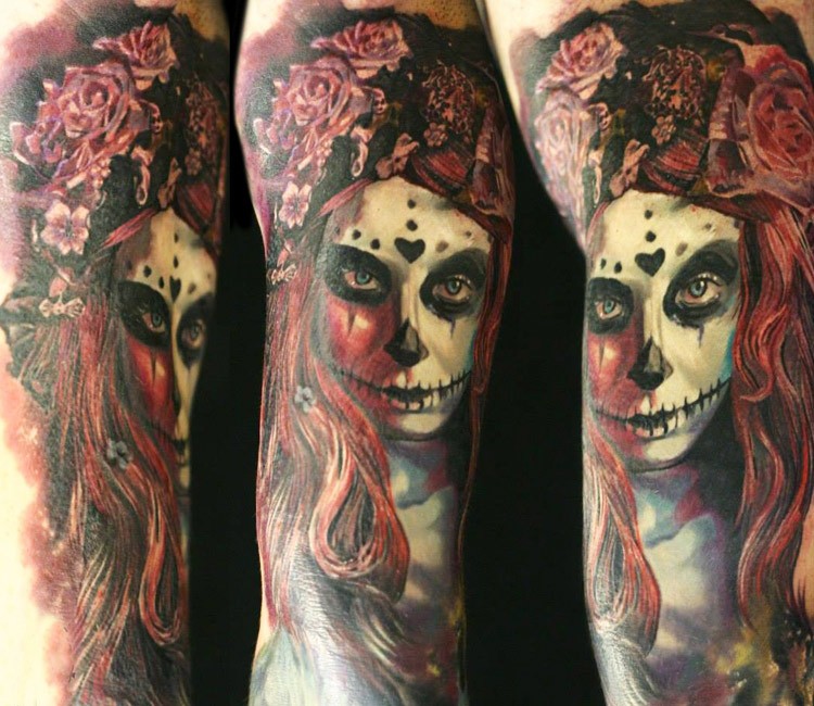 手臂彩色的神秘女人与花朵纹身图案