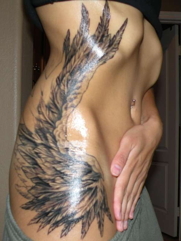 女孩侧肋美丽的天使翅膀纹身图案