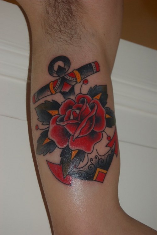 手臂old school红玫瑰和船锚纹身图案