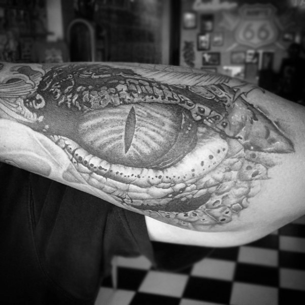 印象非常详细的黑白鳄鱼眼睛手臂纹身图案