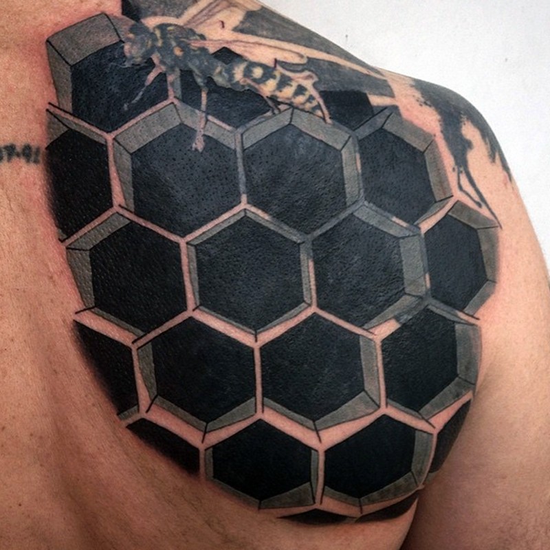背部3D写实的黑白蜂巢纹身图案