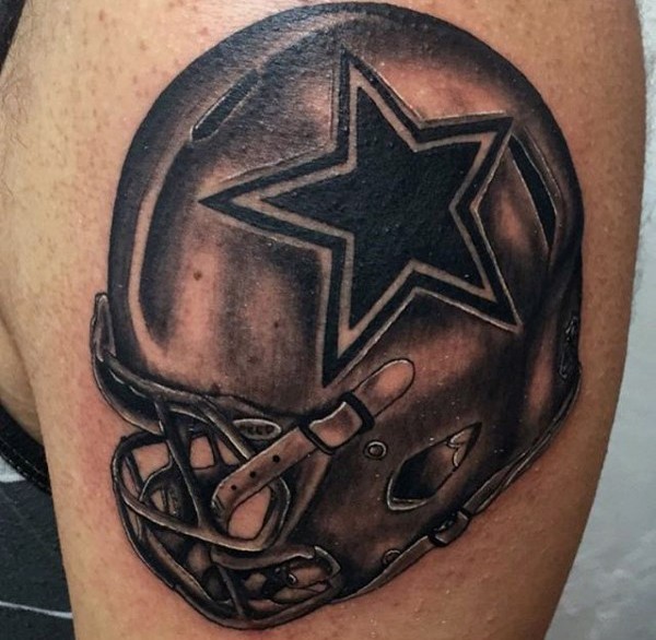 手臂黑灰风格的美式橄榄球头盔纹身图案