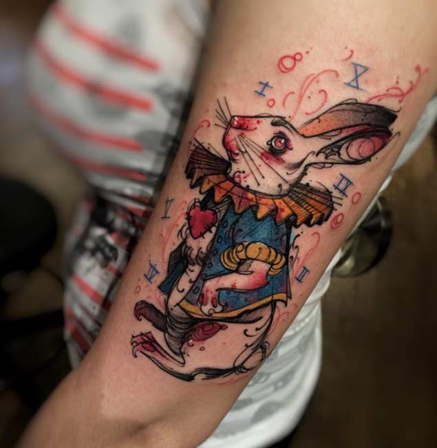 手臂彩色的幻想兔子和五彩数字纹身图案