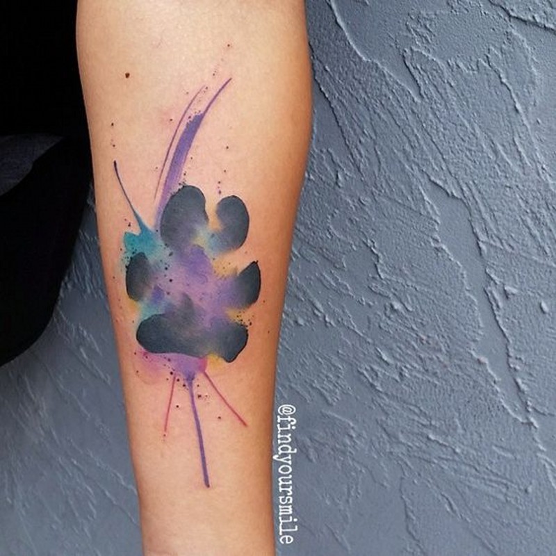 手臂水彩风格的动物爪印纹身图案