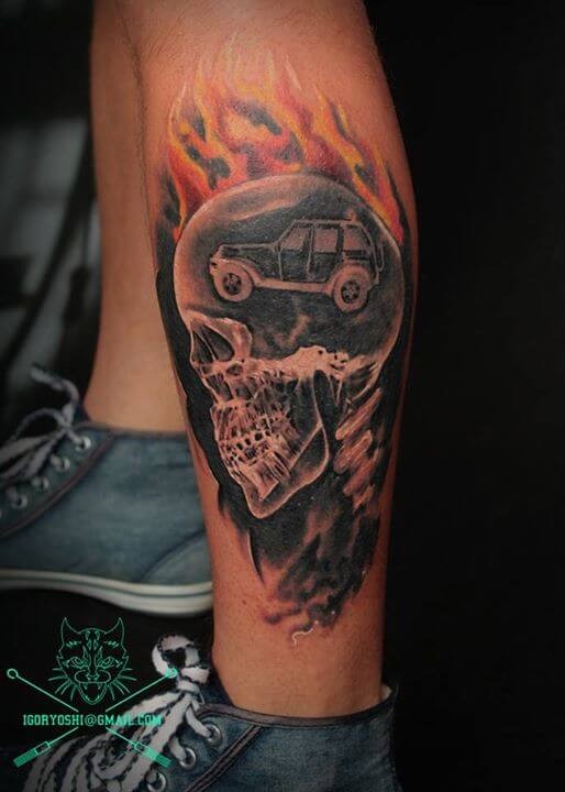 小腿五彩骷髅火焰和汽车纹身图案