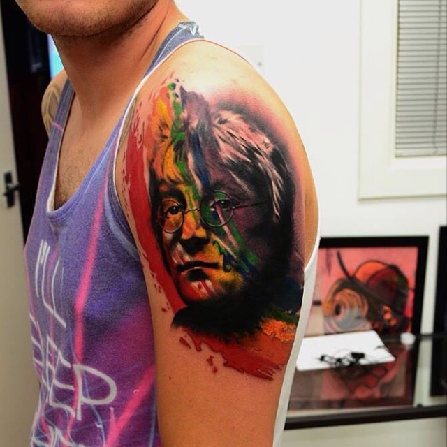 大臂抽象风格的列侬肖像彩色纹身图案