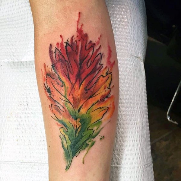 手臂抽象风格的彩色小叶子纹身图案