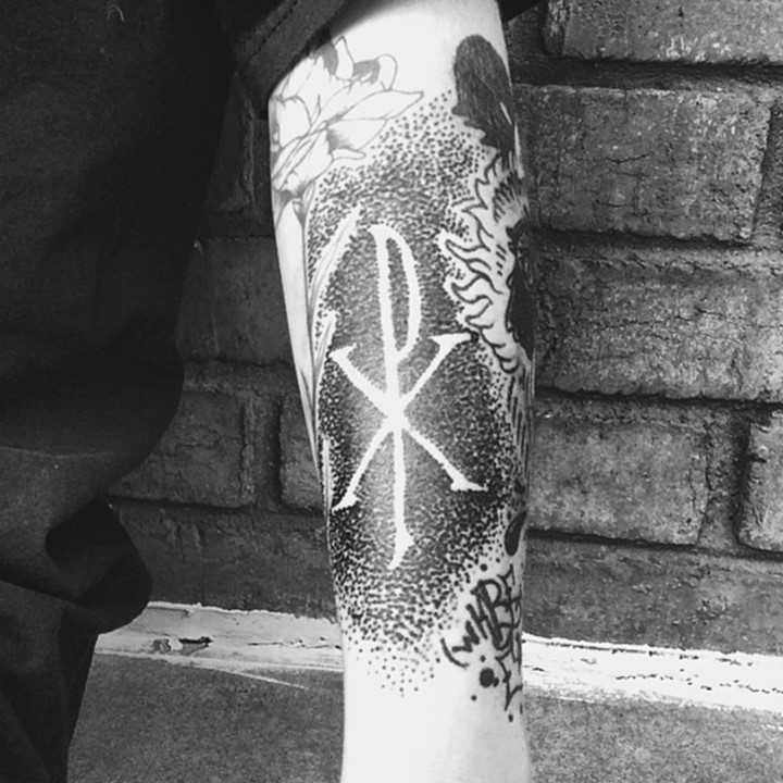 手臂神奇的点刺特殊宗教符号和花朵纹身图案