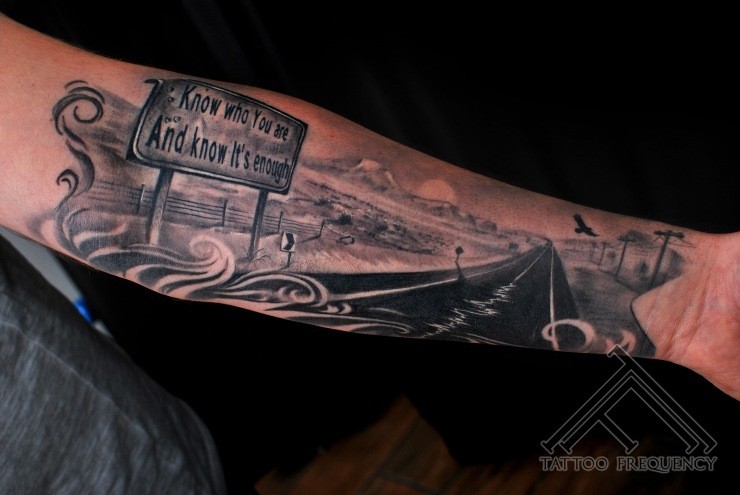 小臂灰色的美国道路与标志纹身图案