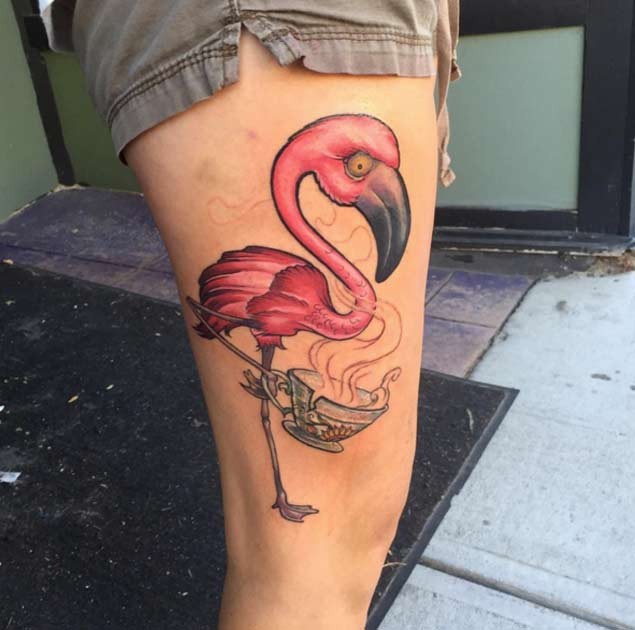 大腿超酷的3D粉红色火烈鸟和杯子纹身图案