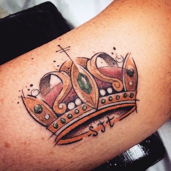 手臂华丽的彩色皇冠和字母纹身图案