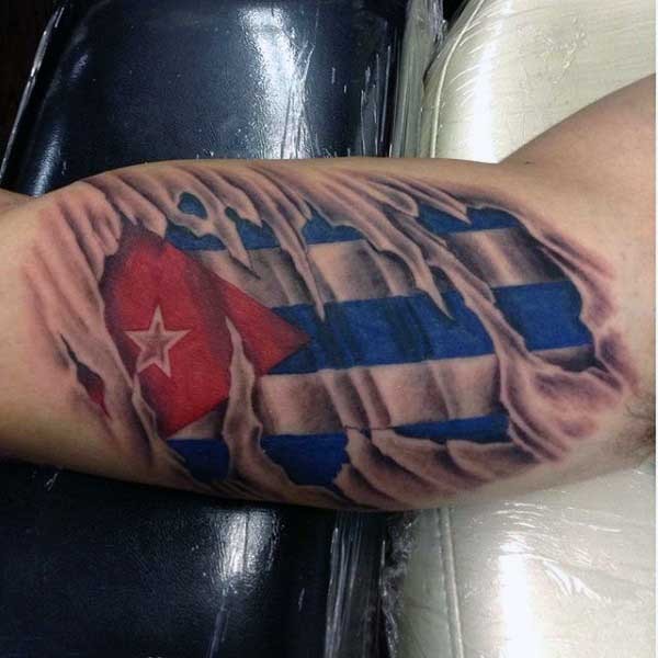 手臂撕皮和3D国旗彩色纹身图案