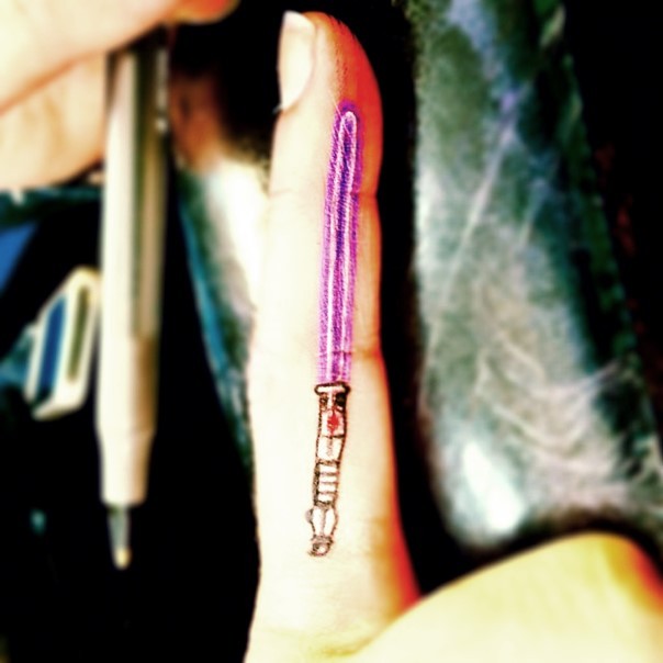 手指微小的3D紫罗兰色绝地光剑纹身图案