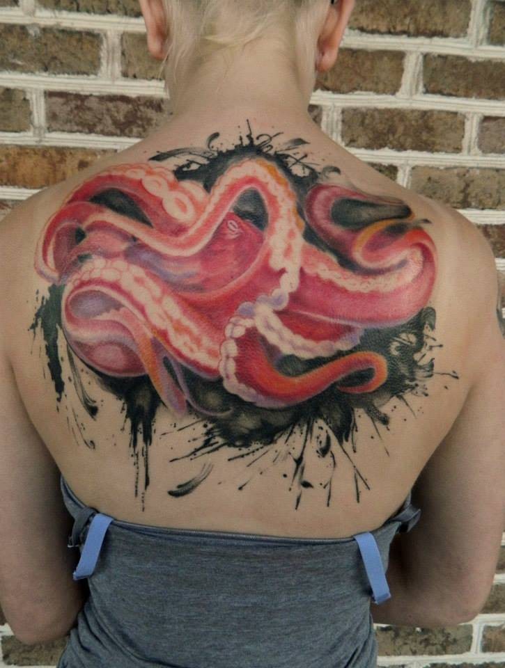 背部伟大的红色章鱼泼墨纹身图案