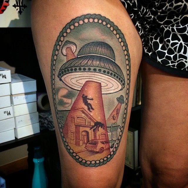 大腿彩色的外星飞船盗窃人类纹身图案