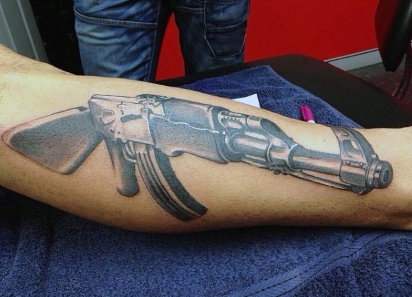 3D风格非常精致的AK步枪手臂纹身图案