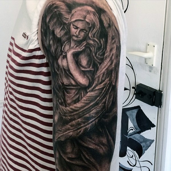 手臂悲伤天使和大羽毛纹身图案