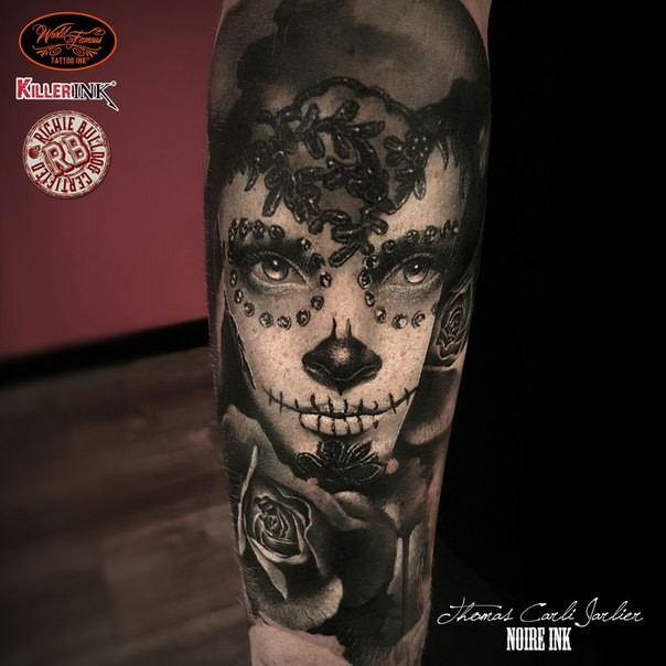 墨西哥风格女性与玫瑰黑灰手臂纹身图案