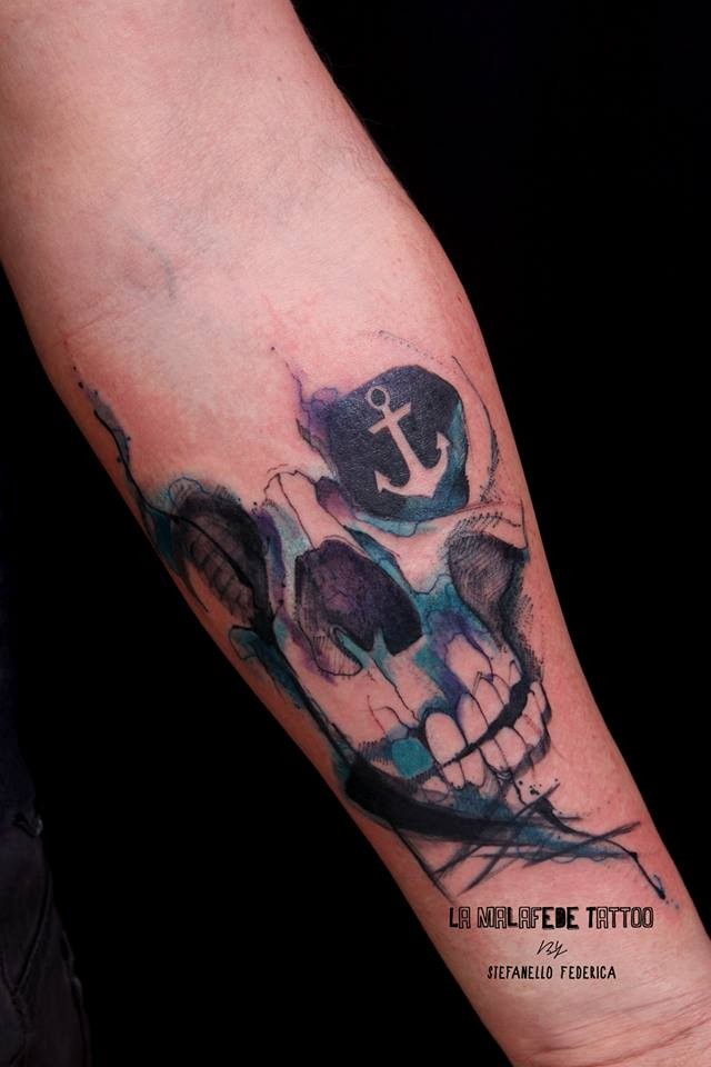 手臂彩色骷髅与船锚水墨纹身图案