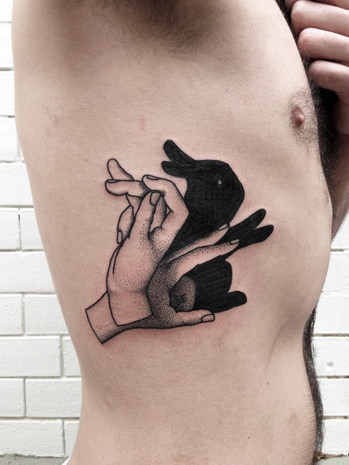 很酷的黑色点刺手和兔子侧肋纹身图案