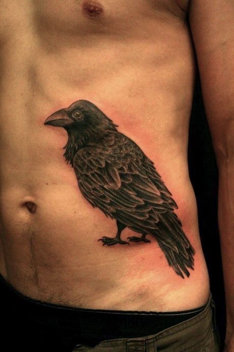 侧肋3D逼真的黑乌乌鸦纹身图案