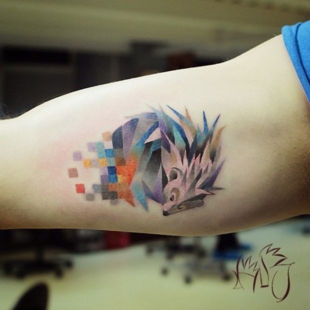 手臂上的水彩刺猬纹身图案