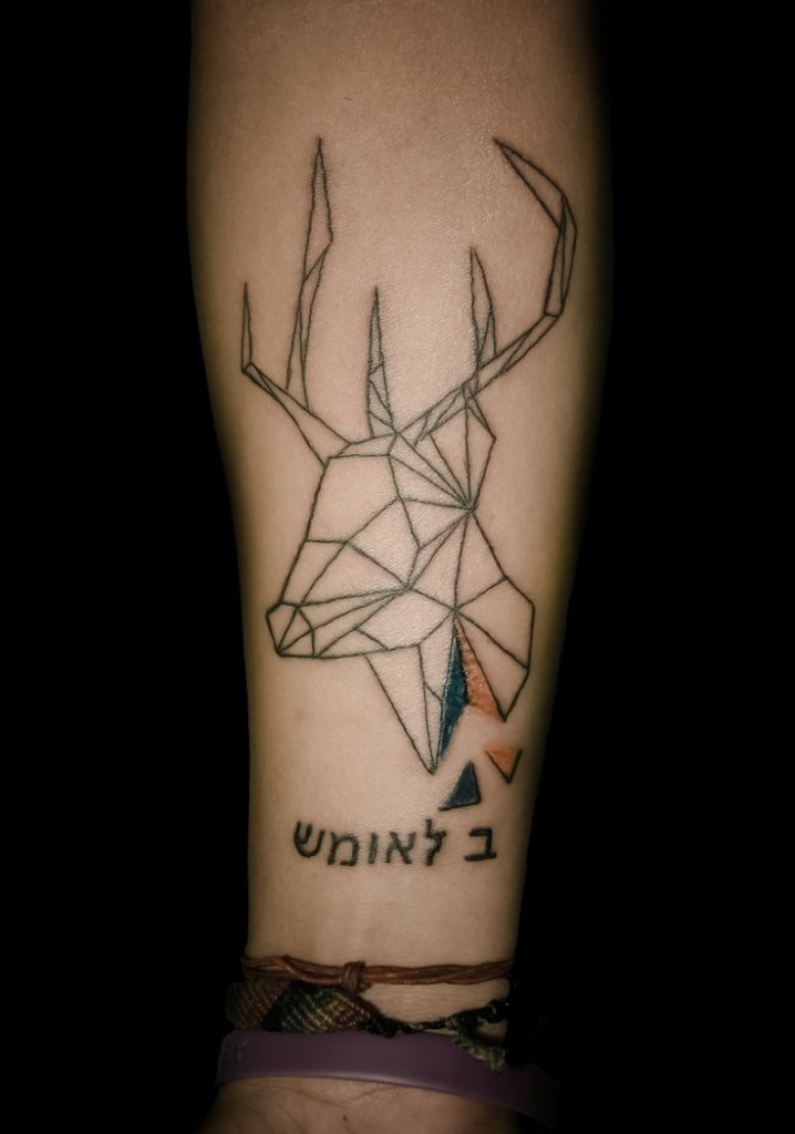 黑色线条几何鹿头手臂纹身图案
