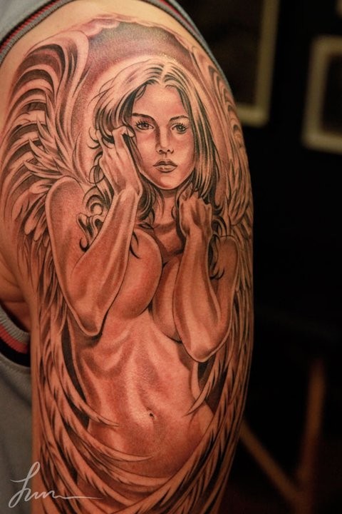 手臂手绘的黑白性感天使人纹身图案