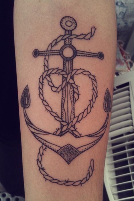 手臂可爱的黑色线条船锚纹身图案