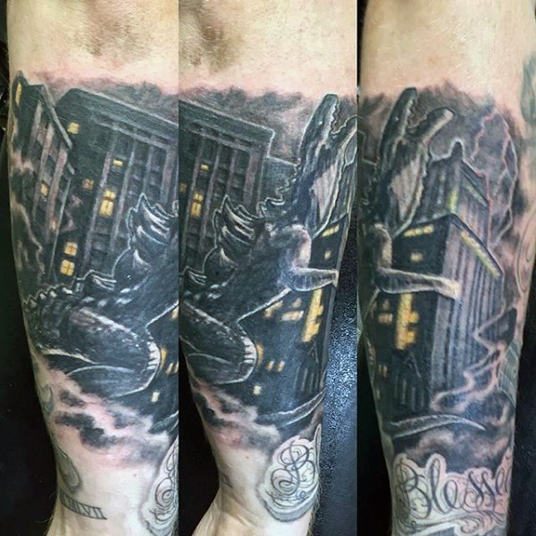 手臂卡通风格哥斯拉和城市纹身图案