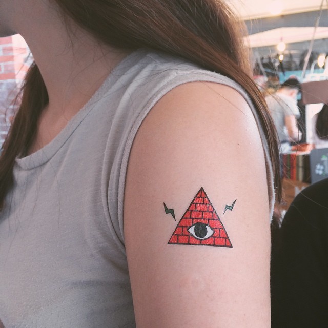 手臂红色神秘的金字塔与眼睛纹身图案