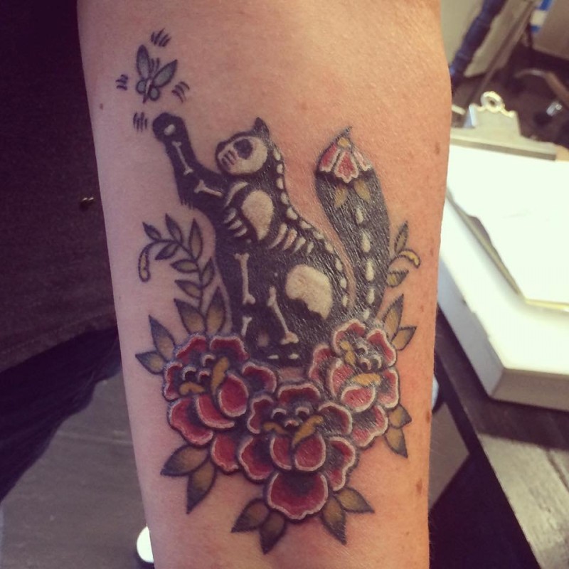 手臂彩色猫与骨骼和花朵纹身图案