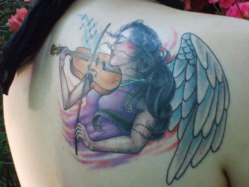背部天使女孩在拉小提琴纹身图案