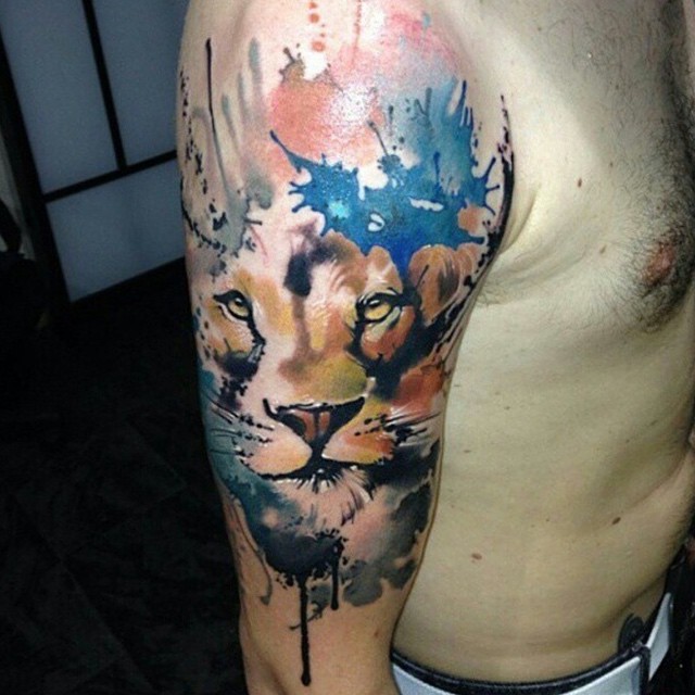 手臂抽象风格彩色的狮子头像纹身图案