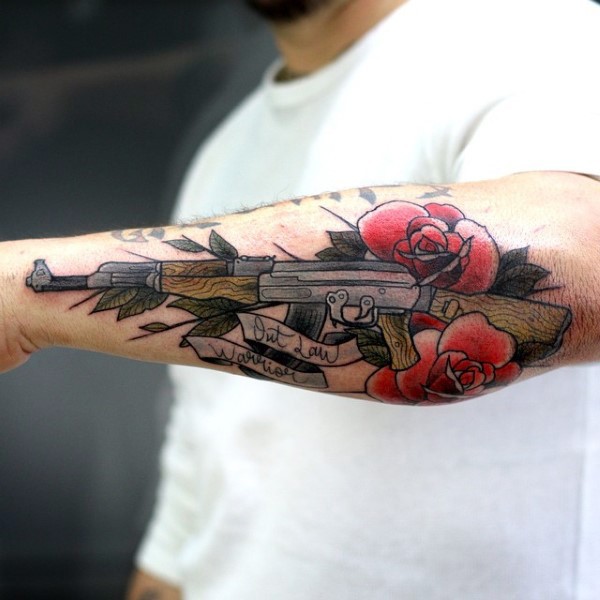 插画风格彩色AK步枪玫瑰和字母手臂纹身图案