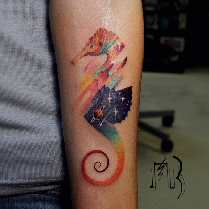 小臂彩色的海马和星星纹身图案
