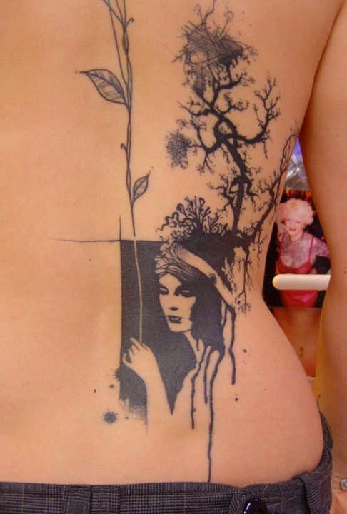 背部抽象风格黑白悲伤的女人与树纹身图案