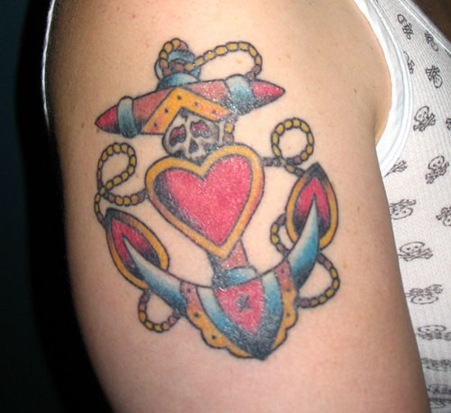手臂彩色心形与骷髅船锚纹身图案