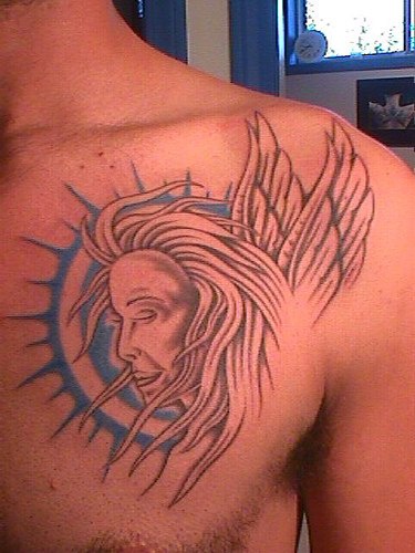 天使的轮廓和太阳胸部纹身图案