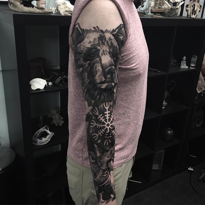 手臂抽象风格黑色的熊与猫头鹰和符号纹身图案
