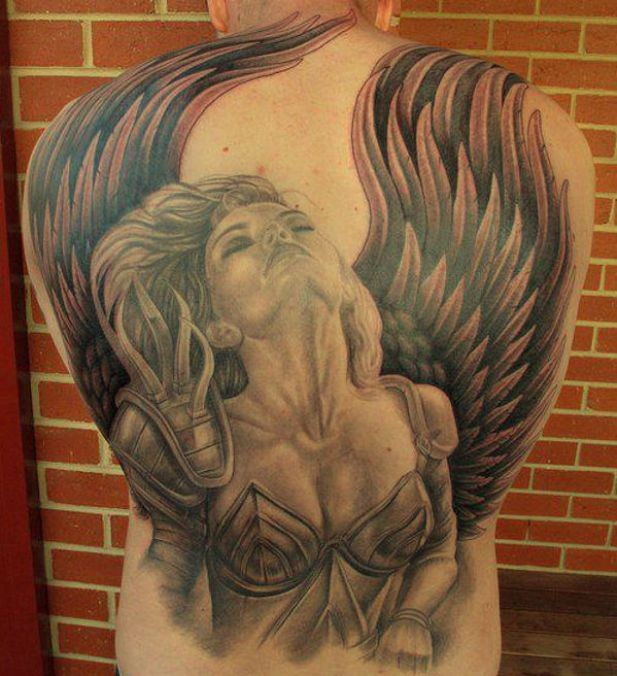 背部可爱的女战士天使纹身图案