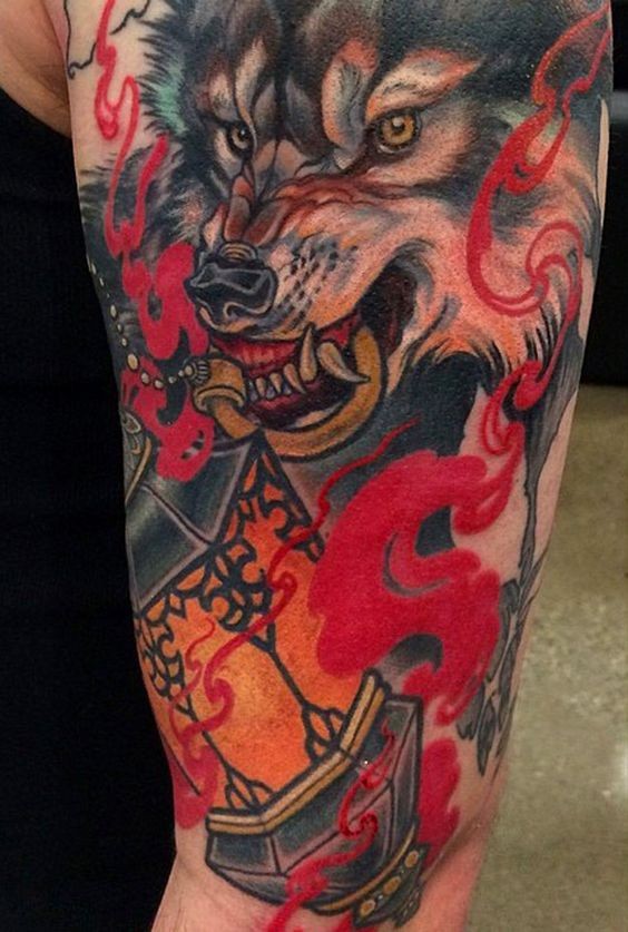 手臂五颜六色的3D愤怒狼与火焰纹身图案