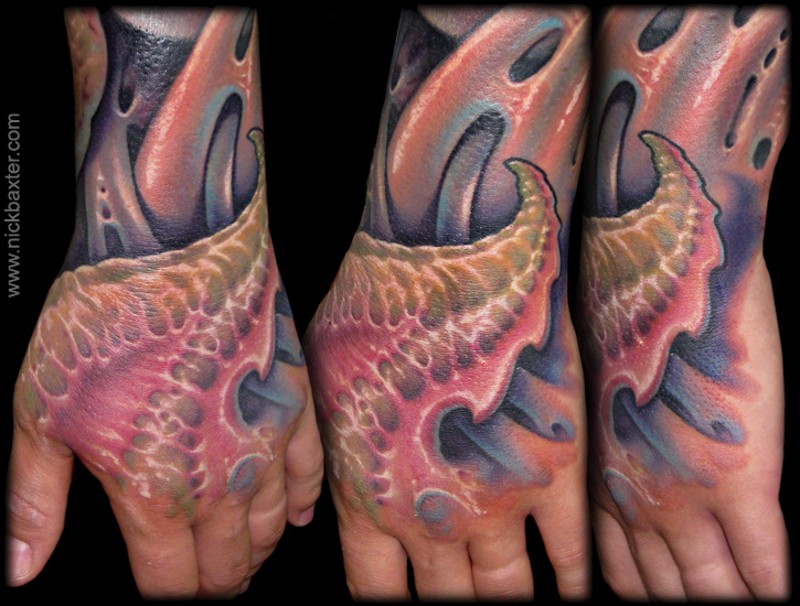 手背写实风格的彩色外星生物纹身图案