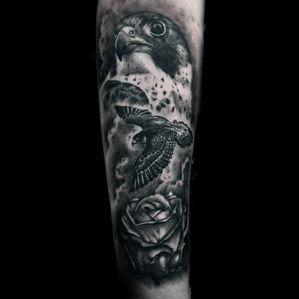 手臂惊人的黑白老鹰与玫瑰纹身图案